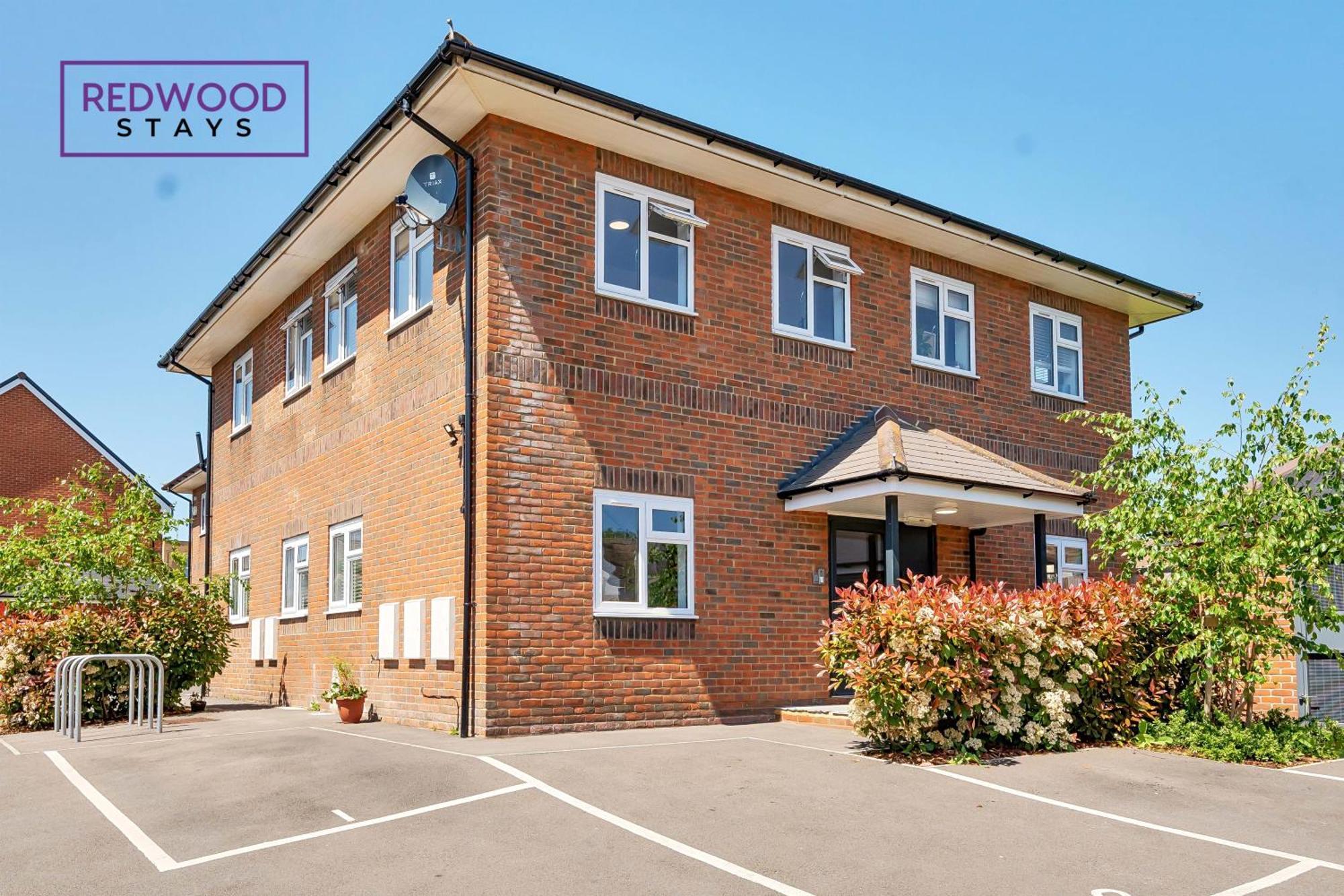 Modern Serviced Apartments For Contractors & Families With Free Parking, Wifi & Netflix By Redwood Stays Basingstoke Eksteriør billede